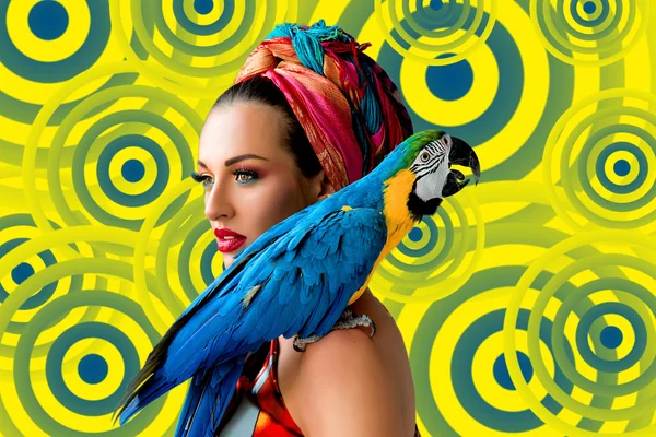 Donna in stile africano con ara pappagallo — Foto Stock