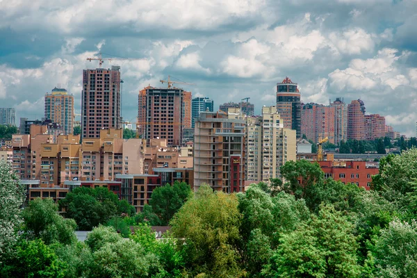 Paesaggio urbano sulla Kiev in una giornata nuvolosa — Foto Stock