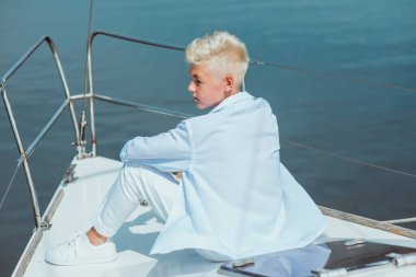 Yattaki yakışıklı beyaz çocuk.