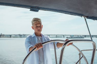 Yattaki yakışıklı beyaz çocuk.