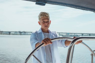 Yattaki yakışıklı beyaz çocuk.