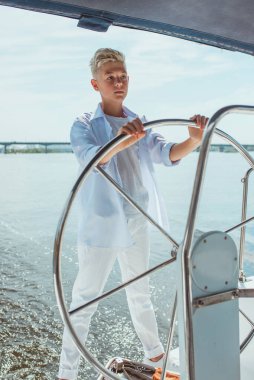 Yattaki yakışıklı beyaz çocuk.