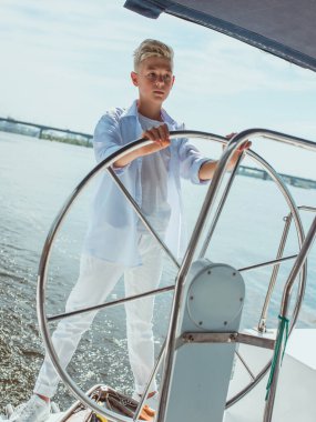 Yattaki yakışıklı beyaz çocuk.