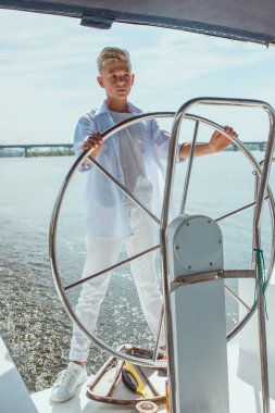 Yattaki yakışıklı beyaz çocuk.