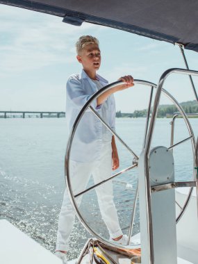 Yattaki yakışıklı beyaz çocuk.