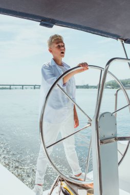 Yattaki yakışıklı beyaz çocuk.