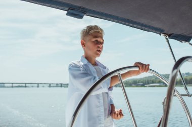 Yattaki yakışıklı beyaz çocuk.