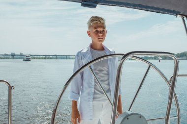 Yattaki yakışıklı beyaz çocuk.