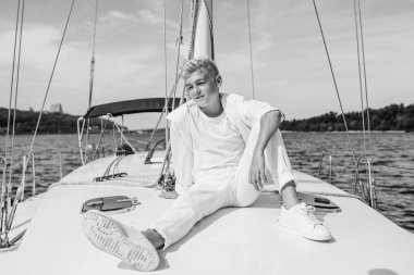 Yattaki yakışıklı beyaz çocuk.