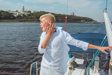 Yattaki yakışıklı beyaz çocuk.