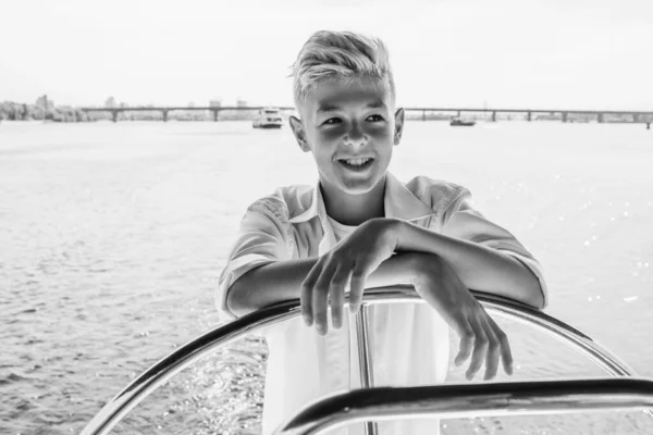 Beyaz Tişörtlü Yelkenli Yatlı Gülümseyen Sarışın Çocuk Eğitim Dersler Öğrenim — Stok fotoğraf