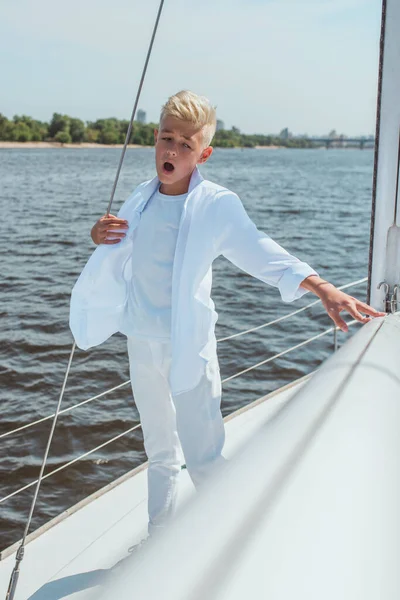 Серьезный Молодой Симпатичный Блондин Белой Футболке Рубашке Поющий Яхте Образование — стоковое фото
