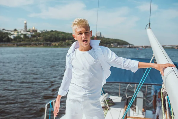Серьезный Молодой Симпатичный Блондин Белой Футболке Рубашке Поющий Яхте Образование — стоковое фото
