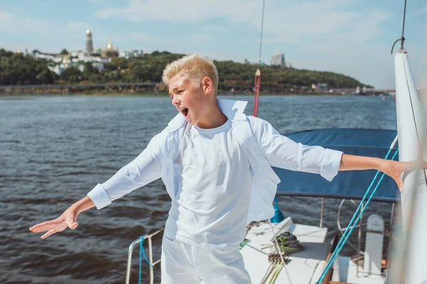 Красивый Белый Мальчик Поющий Яхте — стоковое фото