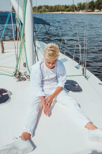 Красивый Белый Мальчик Яхте — стоковое фото