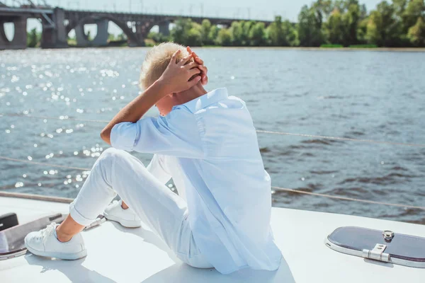 Красивый Белый Мальчик Поющий Яхте — стоковое фото