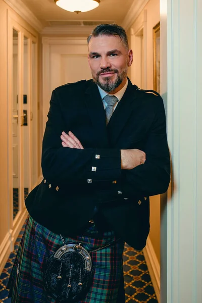 Красивый Зрелый Мужественный Стильный Мужчина Гей Шотландец Килте Роскошном Гостиничном — стоковое фото