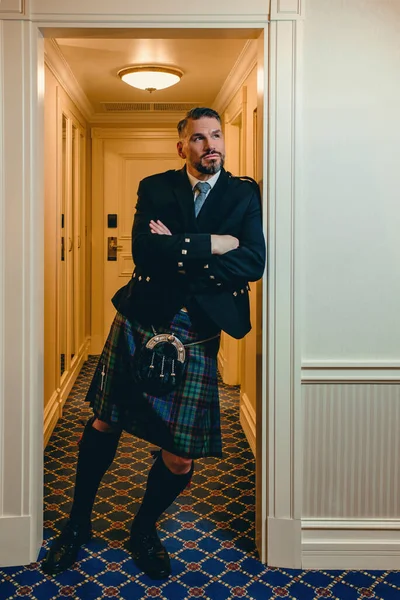 Knappe Volwassen Moedige Stijlvolle Man Homo Schot Kilt Chique Hotelkamer — Stockfoto