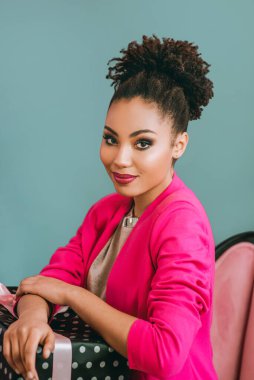 Kutusu olan mutlu ve neşeli Afro-Amerikan kadın. Noel, doğum günü, yeni yıl, mutluluk, tatil konsepti