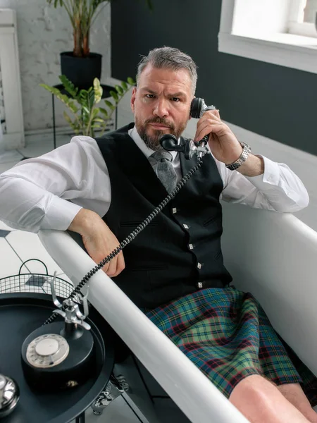 Красивый Зрелый Мужественный Стильный Шотландец Килте Костюме Разговаривающий Телефону Дома — стоковое фото