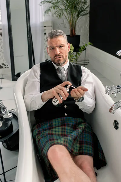 Handsome Mature Courageous Stylish Man Scotsman Kilt Suit Laying Bathroom — Stock Photo, Image