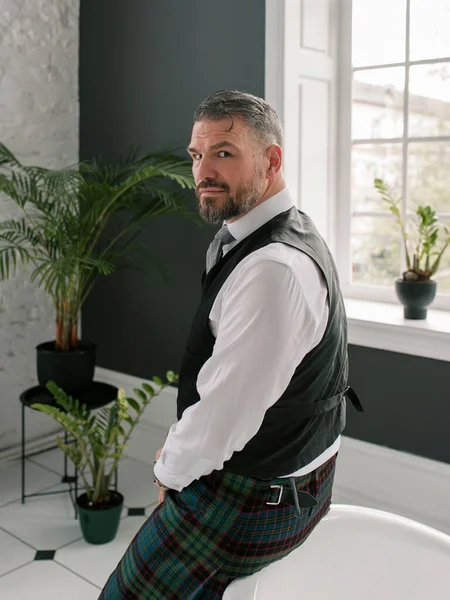 Красивый Зрелый Мужественный Стильный Шотландский Бизнесмен Ванной Комнате Стиль Работа — стоковое фото