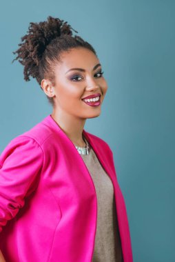 Pembe ceketli, güzel, neşeli, genç bir kadının portresi. Aşk, destek, birliktelik, bakım, çeşitlilik konsepti