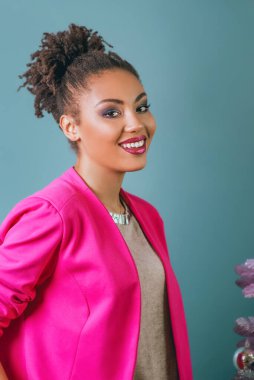 Pembe ceketli, güzel, neşeli, genç bir kadının portresi. Aşk, destek, birliktelik, bakım, çeşitlilik konsepti