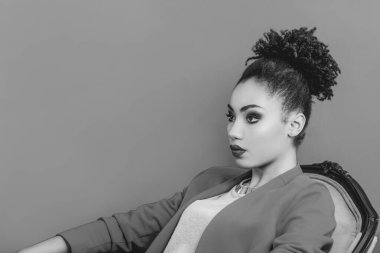 Güzel, çekici, neşeli, gülümseyen genç bir kadın sevgisini gösteriyor. Aşk, destek, birliktelik, bakım, çeşitlilik konsepti