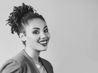 Güzel, çekici, neşeli, gülümseyen genç bir kadın sevgisini gösteriyor. Aşk, destek, birliktelik, bakım, çeşitlilik konsepti