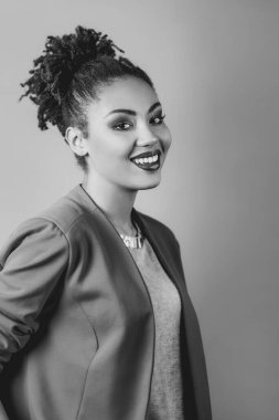 Güzel, çekici, neşeli, gülümseyen genç bir kadın sevgisini gösteriyor. Aşk, destek, birliktelik, bakım, çeşitlilik konsepti