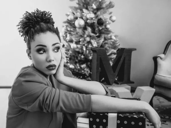 Mujer Afro Americana Feliz Alegre Fondo Del Árbol Navidad Navidad — Foto de Stock