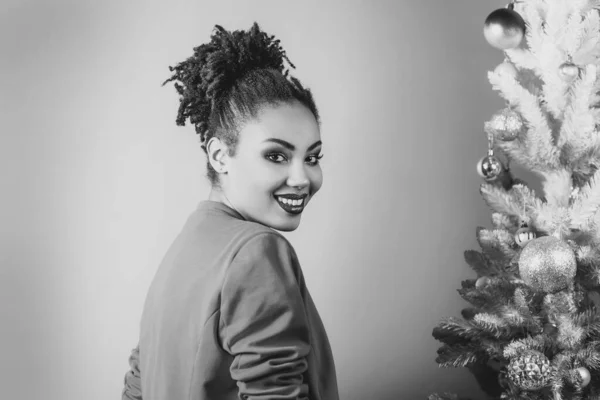 Fröhliche Und Fröhliche Afroamerikanerin Auf Dem Hintergrund Des Weihnachtsbaums Weihnachten — Stockfoto