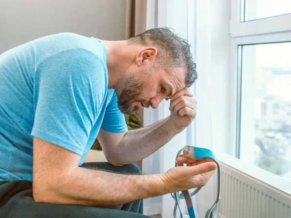 Homem Chocado Infeliz Com Problemas Respiratórios Crônicos Surpreendido Usando Máquina — Fotografia de Stock