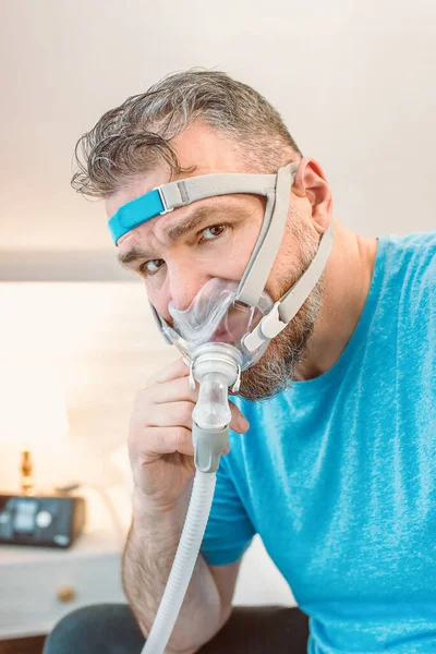 Unhappy Shocked Man Chronic Breathing Issues Surprised Using Cpap Machine — Stock Photo, Image