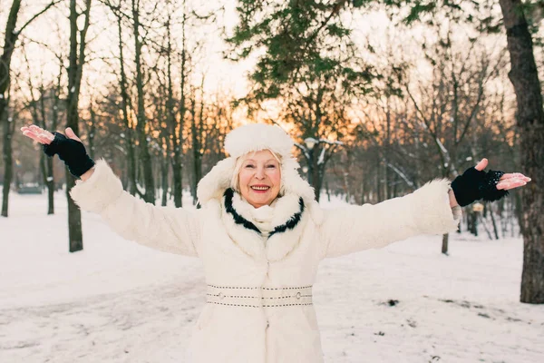 Старшая Женщина Белой Шляпе Пальто Наслаждается Зимой Снежном Парке Зима — стоковое фото