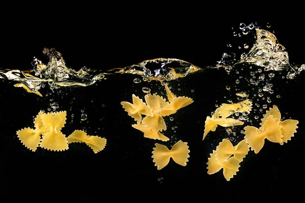 Бабочки Паста Падает Кипящей Воде Темном Фоне Вид Водой Кулинария — стоковое фото