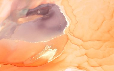 Şeffaf renk akıntıları, yılan gibi kıvrılan altın kıvrımları ve köpüklü renk spreyleri bu serbest akan dokuların mermerini şekillendirir. Mermer teknikleri, alkol mürekkebi, modern soyut tablolar. 