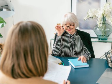 Son sınıf stil sahibi bir kadının iş görüşmesi. İş, iletişim, iş, danışmanlık kavramı