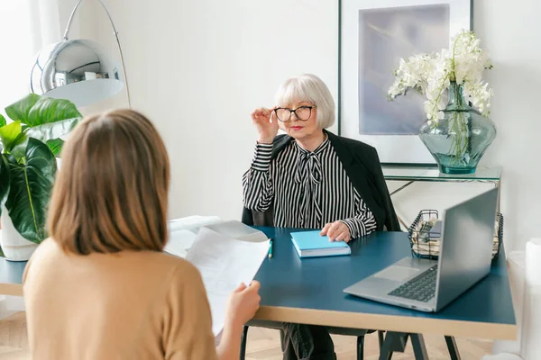 Entrevista Escritório Trabalho Por Mulher Elegante Sênior Negócios Comunicação Trabalho — Fotografia de Stock