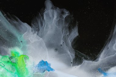 Şeffaf renk akımları, yılan gibi kıvrılan metalik girdaplar ve köpüklü renk spreyleri bu serbest akan dokuların yer ve denizini şekillendirir. Mermer teknikleri, alkol mürekkebi, modern soyut tablolar. 