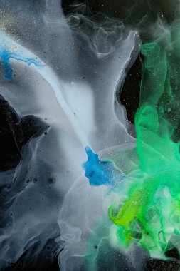 Şeffaf renk akımları, yılan gibi kıvrılan metalik girdaplar ve köpüklü renk spreyleri bu serbest akan dokuların yer ve denizini şekillendirir. Mermer teknikleri, alkol mürekkebi, modern soyut tablolar. 