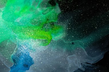 Şeffaf renk akımları, yılan gibi kıvrılan metalik girdaplar ve köpüklü renk spreyleri bu serbest akan dokuların yer ve denizini şekillendirir. Mermer teknikleri, alkol mürekkebi, modern soyut tablolar. 
