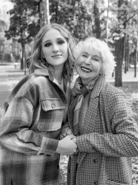 Portrait Monochrome Femme Âgée Avec Jeune Fille Marchant Plein Air — Photo