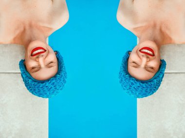 Havuzun kenarında duran bilardo şapkalı iki güzel kadının portresi. Yaz, sağlık, dinlenme, seyahat konsepti