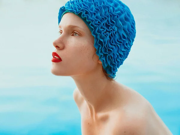 Portret Van Een Mooie Vrouw Met Zwembadpet Aan Het Water — Stockfoto