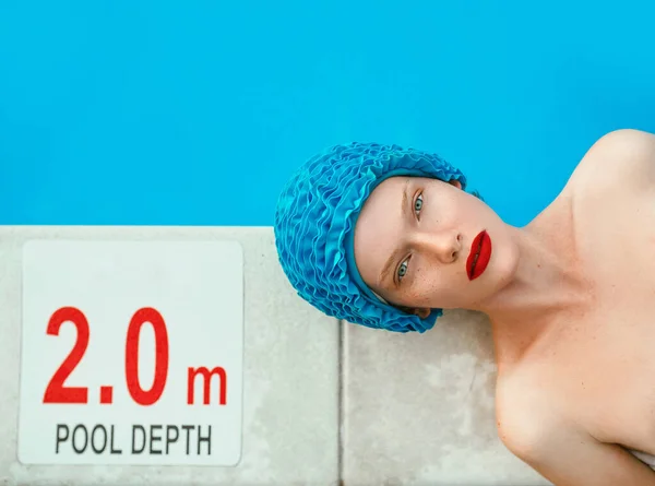 Portret Van Een Mooie Vrouw Met Zwembadpet Bij Het Zwembad — Stockfoto