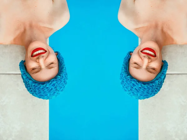 Porträtmuster Von Zwei Schönen Frauen Badekappen Die Pool Liegen Sommer — Stockfoto