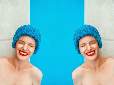 Havuzun kenarında duran bilardo şapkalı iki güzel kadının portresi. Yaz, sağlık, dinlenme, seyahat konsepti