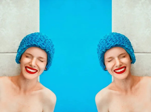 Porträtmuster Von Zwei Schönen Frauen Badekappen Die Pool Liegen Sommer — Stockfoto
